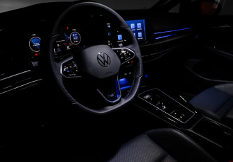 Подержанный автомобиль Volkswagen Golf R Hatchback 2023 года (33 фото)