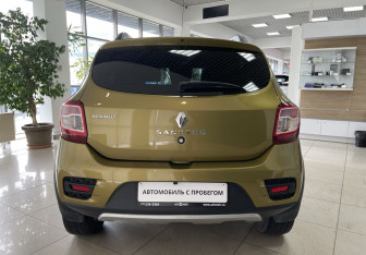 Подержанный автомобиль Renault Sandero 2017 года (6 фото)