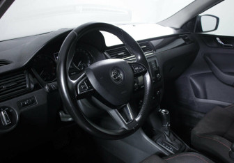 Подержанный автомобиль Skoda Rapid Liftback 2015 года (8 фото)