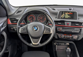 Подержанный автомобиль BMW X1 2017 года (21 фото)