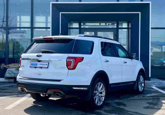 Подержанный автомобиль Ford Explorer 2018 года (16 фото)