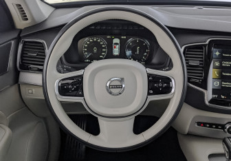 Подержанный автомобиль Volvo XC90 2017 года (21 фото)