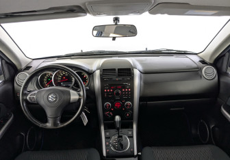 Подержанный автомобиль Suzuki Grand Vitara 2013 года (14 фото)