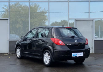 Подержанный автомобиль Nissan Tiida Hatchback 2010 года (7 фото)