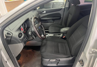 Подержанный автомобиль Ford Focus Hatchback 2010 года (9 фото)