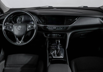 Подержанный автомобиль Opel Insignia Liftback 2019 года (12 фото)