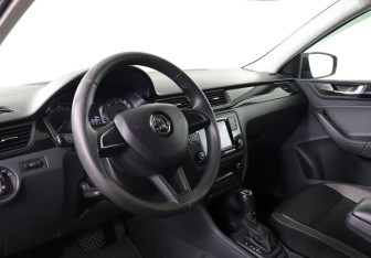 Подержанный автомобиль Skoda Rapid Liftback 2017 года (11 фото)