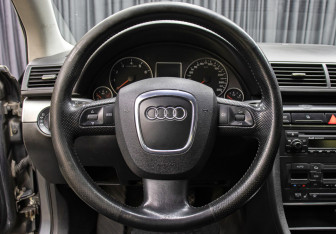 Подержанный автомобиль Audi A4 Sedan 2005 года (16 фото)