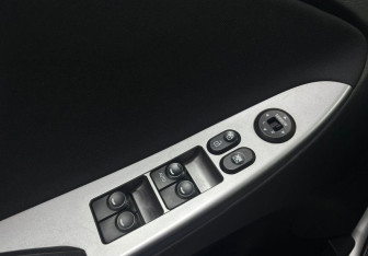 Подержанный автомобиль Hyundai Solaris Hatchback 2014 года (17 фото)