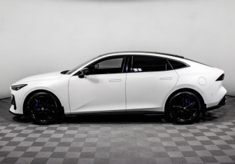 Подержанный автомобиль Changan UNI-V 2023 года (8 фото)