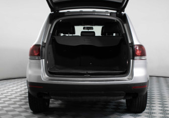 Подержанный автомобиль Volkswagen Touareg 2008 года (13 фото)