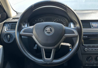Подержанный автомобиль Skoda Rapid Liftback 2015 года (12 фото)