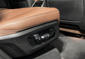 Подержанный автомобиль BMW X7 2022 года (27 фото)