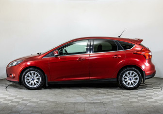 Подержанный автомобиль Ford Focus Hatchback 2014 года (3 фото)