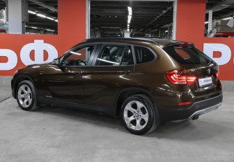 Подержанный автомобиль BMW X1 2014 года (7 фото)