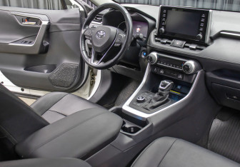 Подержанный автомобиль Toyota RAV4 2020 года (11 фото)