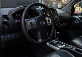Подержанный автомобиль Nissan Pathfinder 2012 года (11 фото)