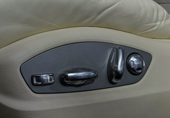Подержанный автомобиль Porsche Cayenne 2012 года (15 фото)