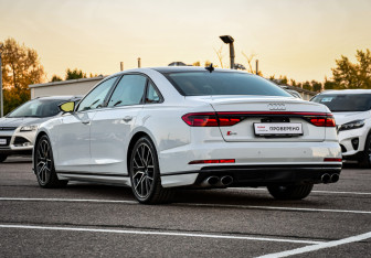 Подержанный автомобиль Audi S8 2020 года (11 фото)