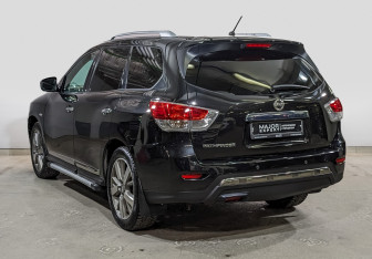 Подержанный автомобиль Nissan Pathfinder 2016 года (7 фото)