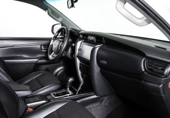 Подержанный автомобиль Toyota Fortuner 2022 года (11 фото)