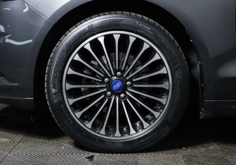 Подержанный автомобиль Ford Mondeo Sedan 2015 года (8 фото)