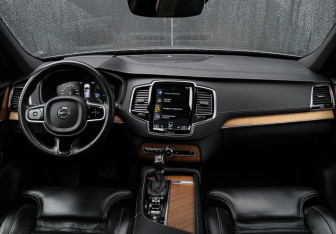 Подержанный автомобиль Volvo XC90 2019 года (14 фото)