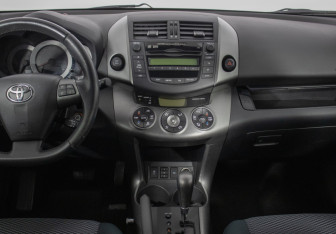 Подержанный автомобиль Toyota RAV4 2010 года (14 фото)