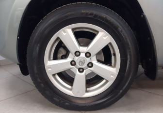 Подержанный автомобиль Toyota RAV4 2007 года (9 фото)