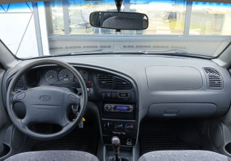 Подержанный автомобиль Kia Spectra Sedan 2006 года (11 фото)
