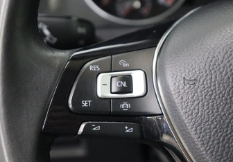 Подержанный автомобиль Volkswagen Golf Hatchback 2018 года (16 фото)