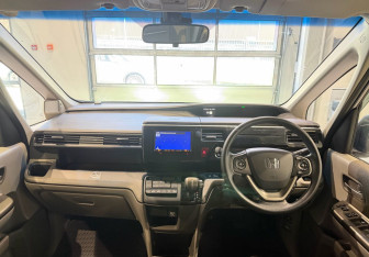 Подержанный автомобиль Honda Stepwgn 2017 года (15 фото)