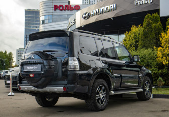 Подержанный автомобиль Mitsubishi Pajero 2012 года (4 фото)