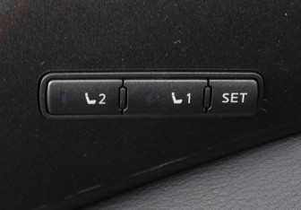 Подержанный автомобиль Infiniti Q50 2015 года (14 фото)