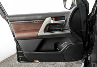 Подержанный автомобиль Toyota Land Cruiser Suv 2016 года (19 фото)
