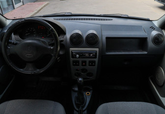 Подержанный автомобиль Renault Logan Sedan 2009 года (9 фото)