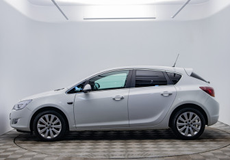 Подержанный автомобиль Opel Astra Hatchback 2012 года (8 фото)
