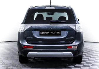 Подержанный автомобиль Mitsubishi Outlander 2014 года (6 фото)
