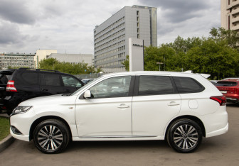 Подержанный автомобиль Mitsubishi Outlander 2022 года (6 фото)