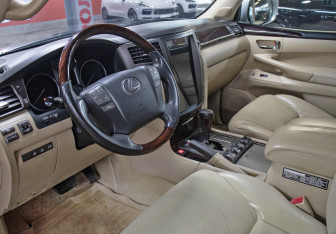 Подержанный автомобиль Lexus LX 2009 года (17 фото)