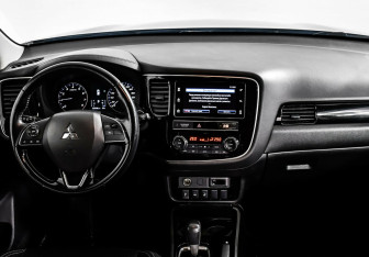 Подержанный автомобиль Mitsubishi Outlander 2020 года (7 фото)