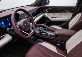 Подержанный автомобиль Geely Monjaro 2023 года (10 фото)