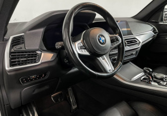 Подержанный автомобиль BMW X5 2019 года (12 фото)