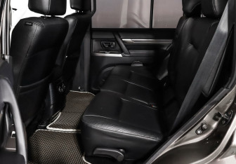 Подержанный автомобиль Mitsubishi Pajero 2013 года (12 фото)