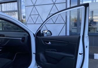 Подержанный автомобиль Kia Rio Hatchback 2021 года (25 фото)