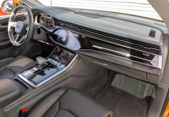 Подержанный автомобиль Audi Q8 2019 года (11 фото)