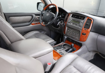 Подержанный автомобиль Toyota Land Cruiser Suv 2007 года (10 фото)
