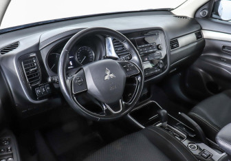 Подержанный автомобиль Mitsubishi Outlander 2017 года (6 фото)
