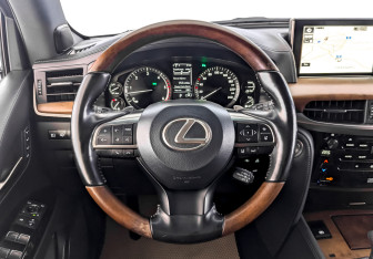 Подержанный автомобиль Lexus LX 2018 года (22 фото)