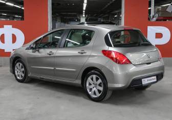 Подержанный автомобиль Peugeot 308 Hatchback 2012 года (7 фото)